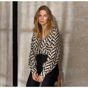 NWT SOYA CONCEPT Inarose Black & Cream Print Button Down Blouse